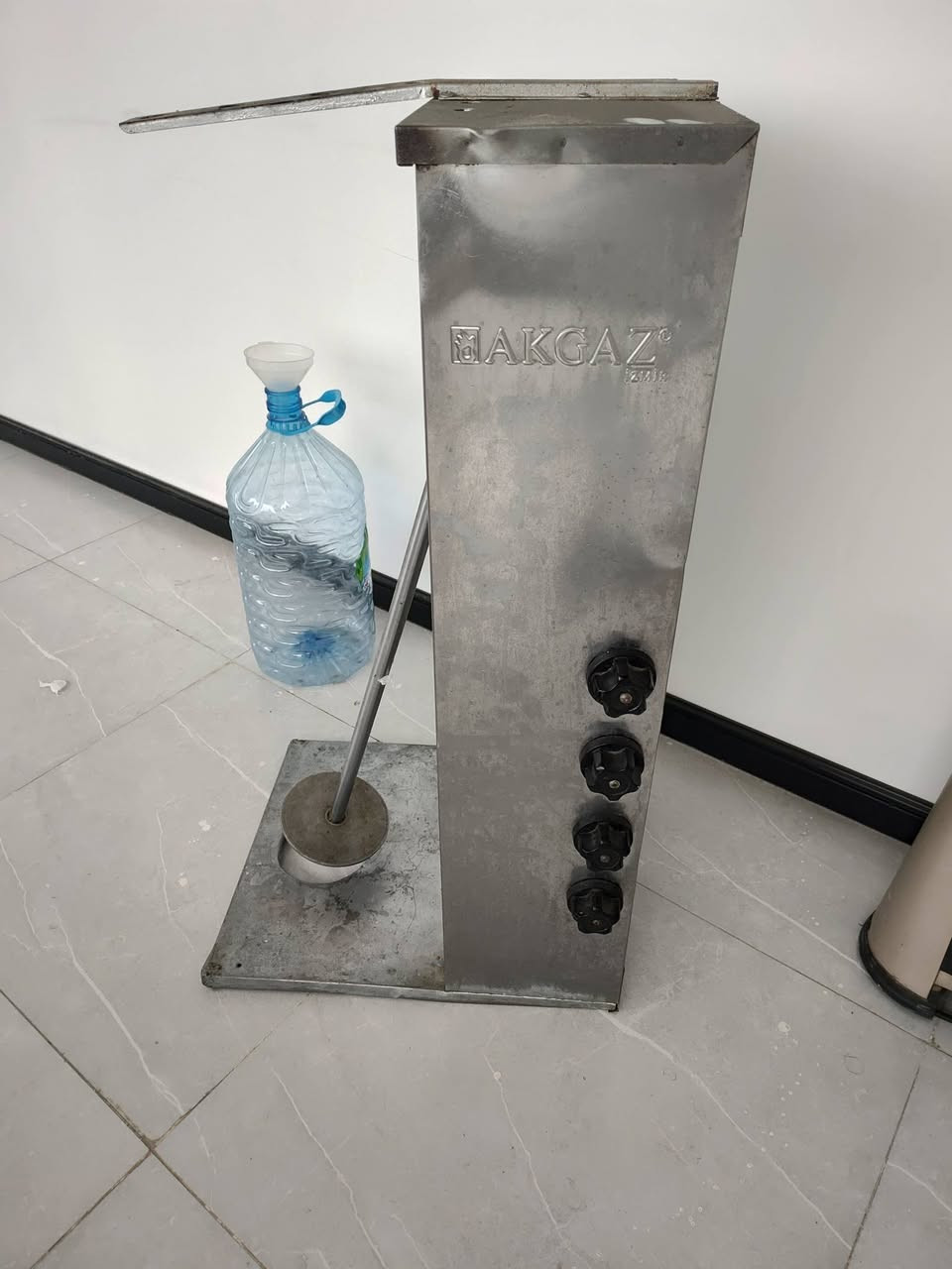 غراض مطعم بحالة جيدة مابيهن اي عيب جديدات
مكان حي النصر قرب الحصو والرمل 
للتواصل خاص او *********** واتساب
