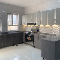 مطابخ حسب الطلب • تقسيط • تركيب مجاني