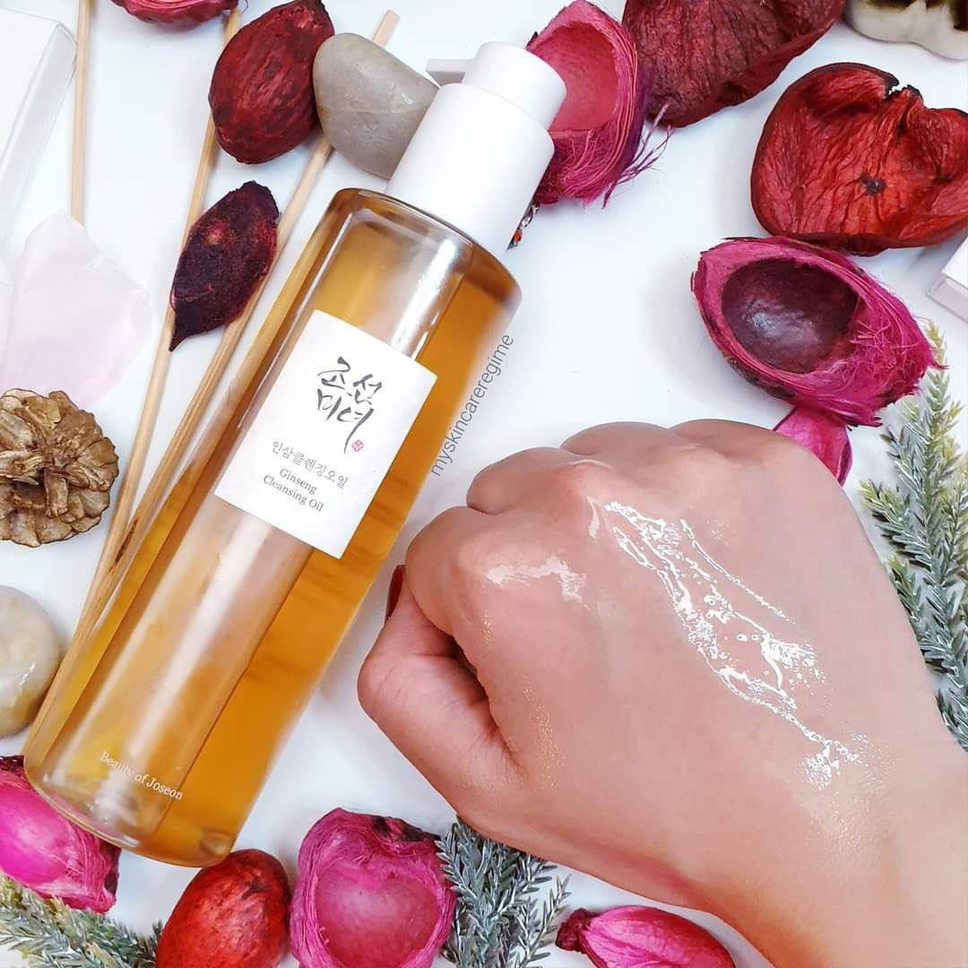 Beauty Of Joseon Ginseng Cleansing Oil 210ml 🇰🇷💯
اكثر غسول زيتي عليه طلب🤍
غسول الزيتي من بيوتي اوف جوسون الكورية الاصلية ✔️

✅غسول الجينسنغ الزيتي 210 مل من ماركة بيوتي اوف جوسون هو منظف زيتي لطيف وفعال يزيل المكياج والأوساخ والدهون الزائدة بعمق دون سد المسام.

✅يتكون من زيت فول الصويا وزيت بذور الجينسنغ فهو ينعم ويغذي البشرة أثناء التنظيف  
خالي من الكحول الجاف والبارابين والسيليكون. 
تقنية التطهير Micellar عبارة عن جسيم يتكون من الماء والزيت. 
عندما تلامس الجلد ، تجذب جزيئات الزيت وتمتص بقايا المكياج مثل المغناطيس ، بينما توفر الرطوبة في أعماق الجلد.

✓ ينظف بعمق 
✓ يعالج مشكلة تراكمات الدهنية 
✓ يذوب الميك اب بسهولة حتى المضاد للماء 
✓ ممتاز جداً لجميع انواع البشرة حتى الحساسة والدهنية
✓ يقلل من الرؤس السوداء 

✅يستخدم كخطوة الغسول المزدوج 
يوضع على بشرة ويفرك لمدة دقيق ثم يشطف بالماء ويستخدم بعدها الغسول العادي
السعر خاص 
الاصلي المنشأ كوريا 🇰🇷💯
🚘 يوجد خدمة توصيل لجميع محافظات العراق ٤ الاف 🚘


**إذا كنت صاحب هذا الإعلان وتريد حذفه لأي سبب، رجاءا أرسل رسالة إلى الدعم الفني**