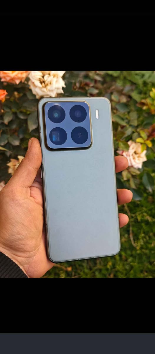 سڵاو xiaomi 15 pro (china) موبایلەکە نوسخەی صینیە ئەوەی لێی نازانێ سەرمان نێشێنێ ram 12 256gb  snapdragone 8 elite  dolby vision dolby atmos 1g2g3g4g5gsuport 4k 60fps record 8k 30fps vedio record 120x zoom  60moonzoom  ltpo oled wqhd+ Ultimate Performance: Powered by the Snapdragon 8 Elite—it's 45% faster and built for 120fps gaming.  
​Pro-Level Movies: 2K Micro-Curved OLED display with a massive 3,200 nits brightness. Perfect for watching movies in pitch black.  
​Massive Battery: Huge 6,100mAh capacity in a slim body (8.5mm). It easily lasts 2 days of heavy use.  
​Leica Camera: Triple 50MP system with a 10X lossless zoom periscope lens for professional-grade photography.  
​Tough & Light: Protected by Xiaomi Shield Glass (10x drop resistance) and an aerospace-grade aluminum frame.  Highlights
Processor Snapdragon 8 Elite (3nm)
Display 6.73" 2K OLED, 120Hz LTPO
Battery 6,100mAh + 90W Wired / 50W Wireless
Weight ~213g (Very light for the power)
Durability IP68 كويسينجاك, أربيل


**إذا كنت صاحب هذا الإعلان وتريد حذفه لأي سبب، رجاءا أرسل رسالة إلى الدعم الفني**