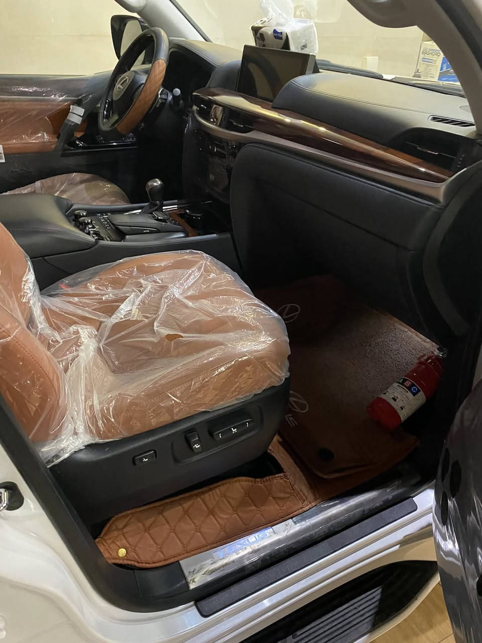 السلام عليكم لكزز للبيع موديل 2021 رقم بغداد مميز مغلفه ppf بريم اصل عداد 58 الف كيلو هاتف *********** المنصور
