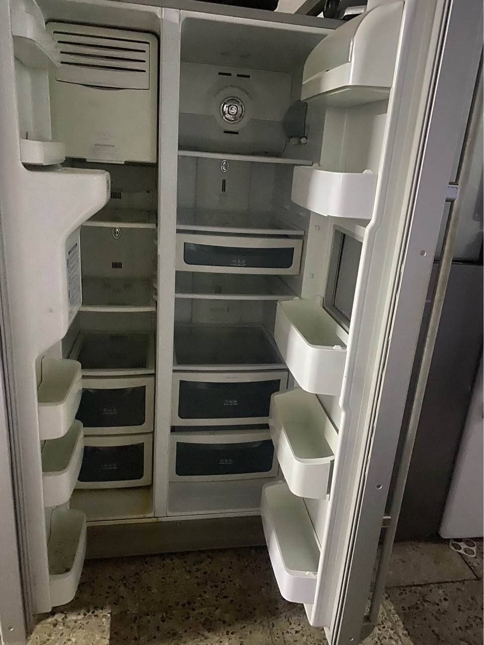 ثلاجة حجم كبير بابين شغالة بشرط سعرها ٤٠٠الاف عنوان دهوك بروشك ت*********** دهوك, العراق
