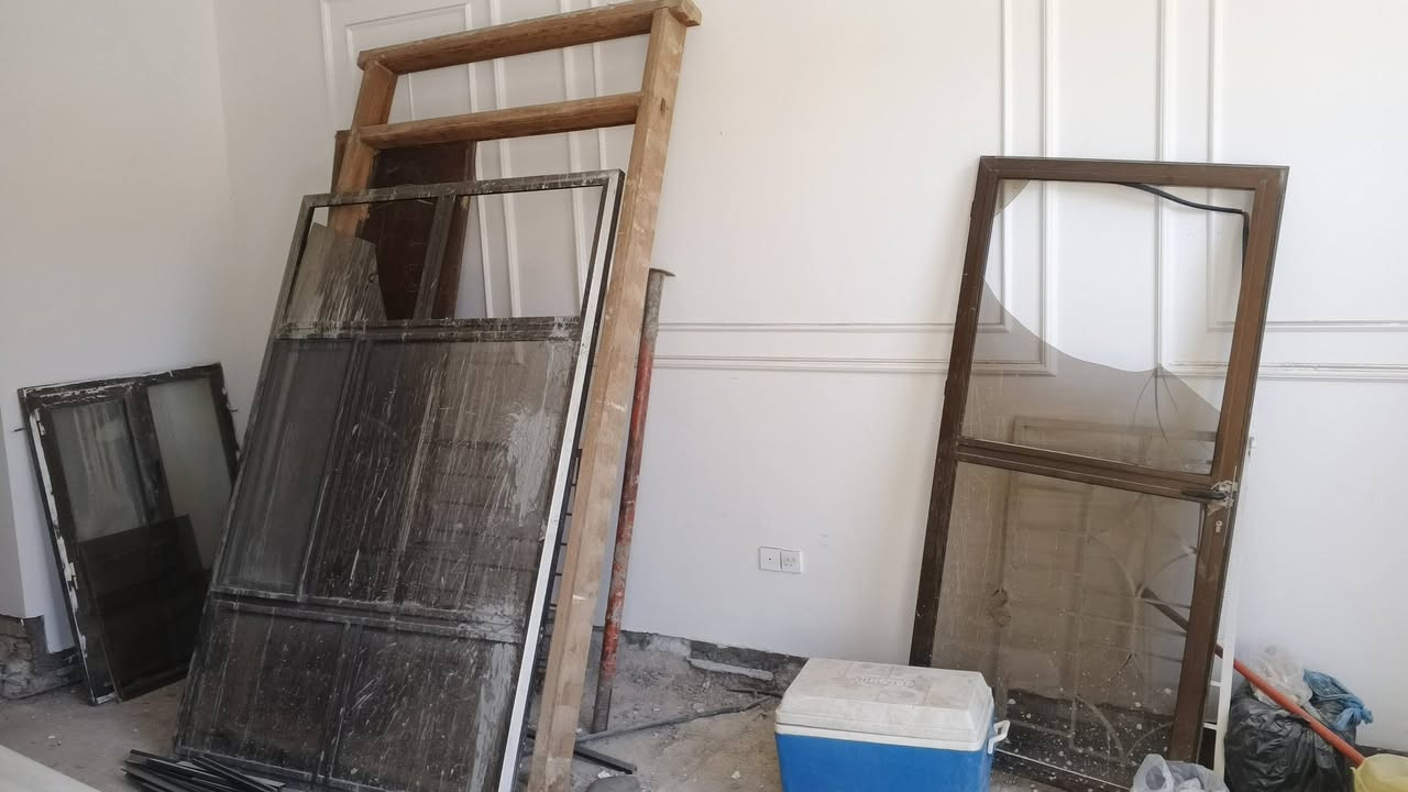 البوب كلها صاج درجه أول مع الجرجوبه كامل والشبابيك المنيوم

كل واحد وسعره 

***********

