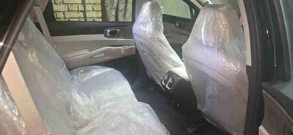 ارخص سورنتو 🔥
للبيع كيا سورنتو 2023 وارد امريكي🚘🚘
٤سلندر رقمها بغداد
ماشية 12 الف 
لون اسود

السعر علق بكلمة تم ويوصلك السعر بثواني🤖🤖

المواصفات
سقف بانورامي.
مقاعد جلدية، كهربائية، مع تدفئة وتبريد في الفئات العليا.
شاشة لمس كبيرة مع نظام صوتي من Bose في الفئات العليا.
نظام شحن لاسلكي للهاتف.
المواصفات الخارجية:
كاميرات عدد 5 في الفئات الأعلى.
أضواء زينون وعدسات عالية واطئة.
بريدات في الأبواب بلادية وحماية للصالون.
نظام الأمان:
رادار أمامي وخلفي وجانبي.
نظام تحديد المسار وقيادة ذاتية.
نظام التوقف الذاتي التلقائي.
تنبيه عند الخروج من المسار

للاتصال
***********

لعرض سيارتك راسلنا خاص✅
