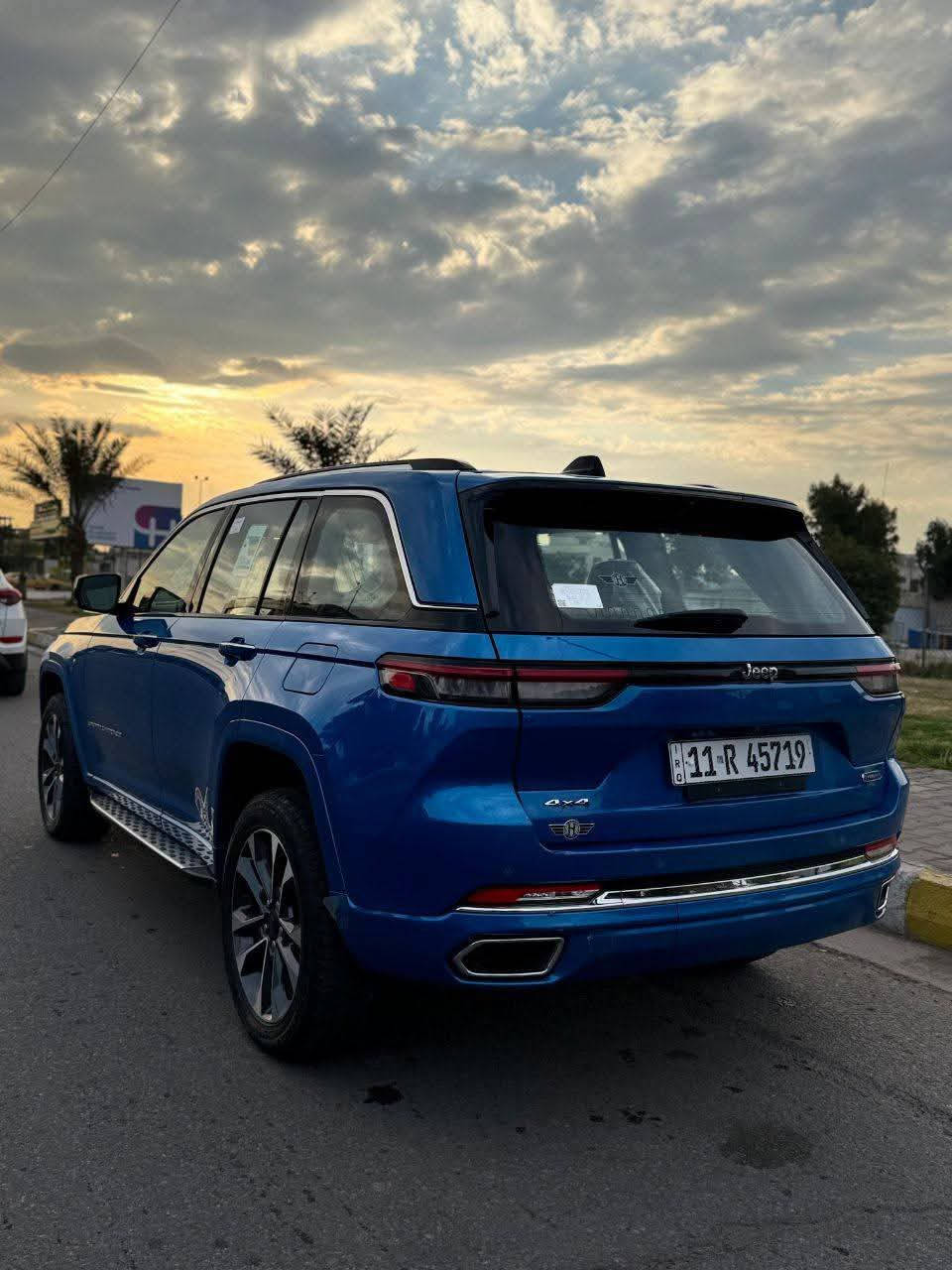 جيب كراند شيروكي اوفرلاند
الموديل :2023. (خليجي) .
ضمان الشركة وكالة هارلم
المحرك : . V6. 3.6L .
مغلفة ppf ابو ال 20$
العداد : 50000. (قابل للزيادة).  
بعدهة بالضمان مال وكالة
مغلفة ppf بالكامل ضمان 10 سنوات
المواصفات :
* دفع رباعي 4x4 .
* نظام تعليق هوائي (جكات).
* قيادة ذاتية عند المنعطفات.
* رادار امامي مع مانع تصادم .
* نظام الرؤية الليلية.
* تحذير الخروج عن المسار .
* مستشعر نوم السائق مع نظام التوقف الآلي
* تحذير النقطة عمياء ⚠ .
* نظام تحذير عند التقاطعات.
* نظام تحذير عند تجاوز السرعة المحددة.
* نظام عرض المعلومات على الزجاج الامامي (HEAD UP DISPLAY)
* نظام تقليل الضجيج داخل المقصورة.
* إنارة محيطية.
* شاحن موبايل وايرلس.
* تعديل وضعيات مقود السائق كهربائيا.
* مرايا تعتيم ذاتي.
* المرايا الجانبية قابلة للطي كهربائيا.
* نظام الصوت  مع 19 سماعة.
* ويل قياس 21 انج .
* سقف بانوراما .  
* شاشه كبيرة 10.1 انج .
* شاشة للراكب الأمامي .
* نظام الخرائط (GPS) .
* عرض خرائط الطريق على لوحة القيادة.
* لوحة القيادة بقياس 12 أنچ.
* 4 كاميرات خارجية مع بخاخات ماء للتنظيف.
* كاميرا للمرأة الداخلية.
* تصوير حراري ليلي .( ناظور ليلي)
* المصابيح الأمامية زنون .
* كشافات الضباب زنون .
* دخول ذكي.
* بصمة على 5 ابواب للدخول الذكي.
* تشغيل عن بعد .
* الصندوق الخلفيي كهربائي .
* فتح الصندوق الخلفي مع حركة القدم.
* دوسات جانبية .
* فرش المقصورة الداخلية من الجلد الطبيعي الفاخر .
* اضافات من الخشب الطبيعي للمقصورة الداخلية.
* ذاكرة لحفظ وضعيات الجلوس للمقاعد الأمامية
* مساج للمقاعد الامامية .
* المقاعد الأمامية كهربائية .
* المقاعد الأمامية تبريد وتدفئة .
* المقاعد الخلفية تدفئة وتبريد .
* ستائر للشبابيك الخلفية.
* انارة داخلية LED متعددة الالوان .
* حساسات امامية وخلفية .
* 5 راكب المرغوب عند الجميع
* مكيف خلفي مع وحدة تحكم منفصلة .
* تدفئة كشنات امامية وخلفية
* تبريد كشنات امامية
*تدفئة مقود القيادة.
* مانع تصادم خلفي .
* بلوتوث تلفون .
* محدد سرعة .
* نظام التشغيل والاطفاء الاوتوماتيكي .
( التشغيل عن بعد)
* نظام بريك اوتماتيكي
ملاحظة / السيارة بيهة 3 رصعات راجعة pdr
وخشم جاملغ بي صبغ رشة
للاستفسارالاتصال على الارقام 
***********

*********** السعر 40$
