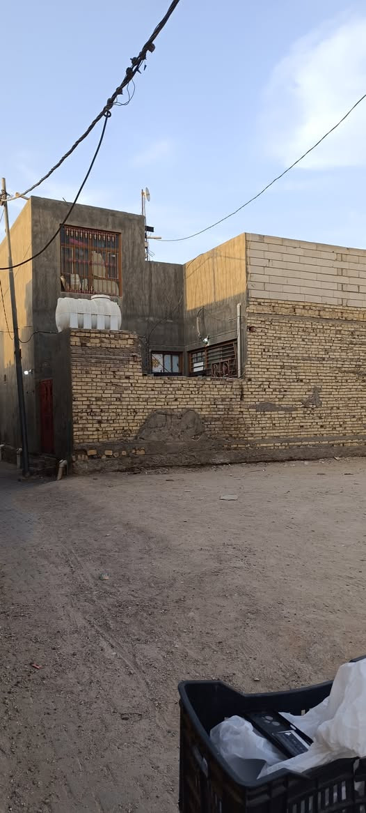 بيت في حي الكرامه100 متر.  يحتوي على غرفه نوم وبراني وصاله وغرفه ملحق مع البيتونه و٢حمامات للأستفسار الاتصال ***********
