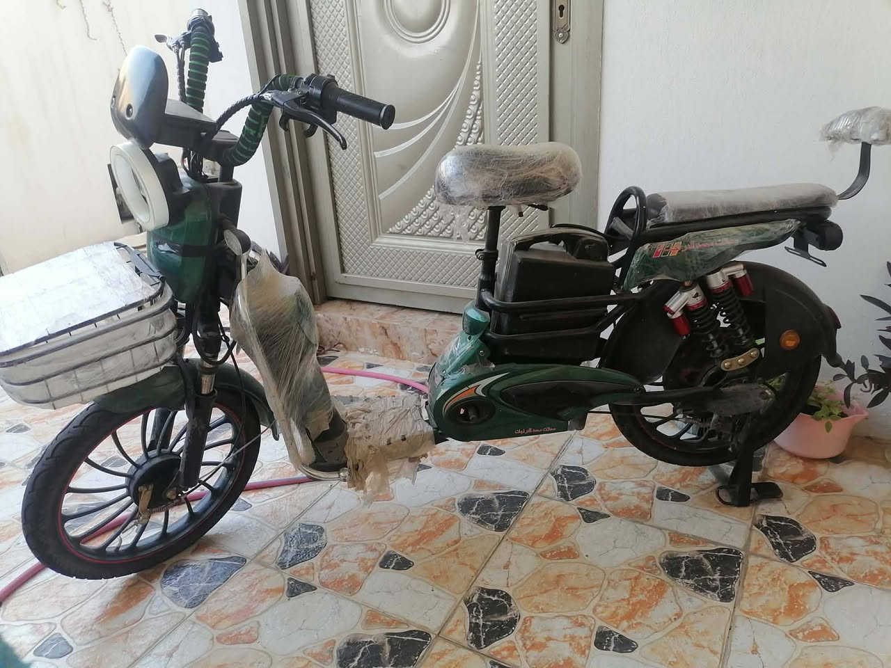 للبيع  5بطاريات وزوج تايرات جديد مشتريه صار بيه طبك بالوايرات واحترك الشاشه 
***********
مكاني قرب مواد غذائية
