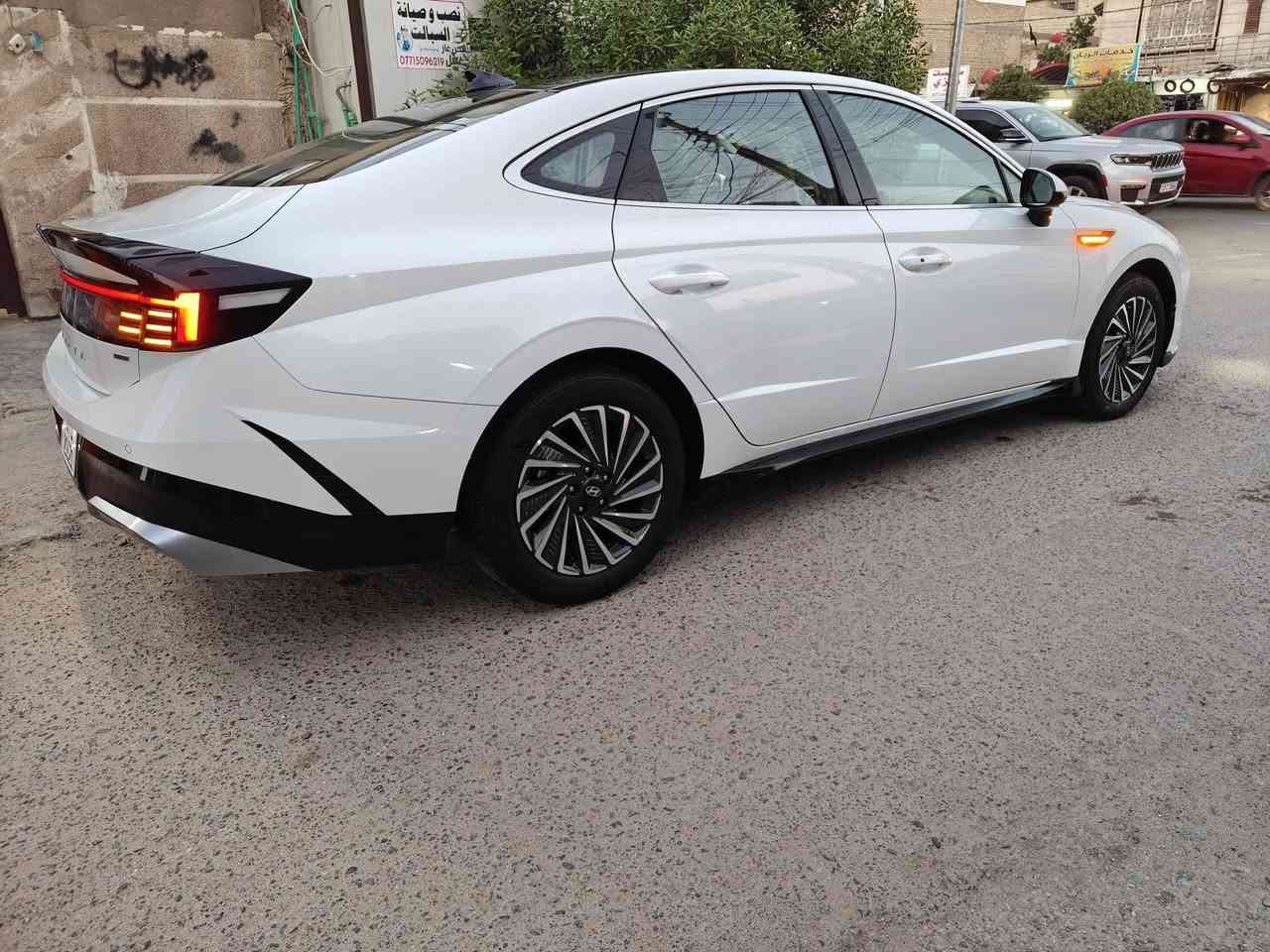 سوناتا 20250 خليجي
ليمتد هايبرد 
فول مواصفات 1/1
ماشيه 6 الاف كم فقط 
مكفوله من البارد والصبغ 
بيه رصعه  بالجاملغ الامامي الايمن من جوه بالذيل فقط 
ماشره بالصور متحتاج تعديل اصلا 
المواصفات لمن يود الاطلاع عليها ...
- بصمه 
- بانورما 
-  كشنات جلد لون قرميدي مع تحكم كهرباء الاماميات بالكامل 
- شاشه كبيره ايباد متصل 
- تدعم ابل كار بلي واندرويد 
- الجام الامامي اوتو اب 
- تبريد خلفي مع مناخ منفصل 
- حساسات امامي خلفي محيطي 
- وباقي المواصفات المعروفه الستاندر 
- رقم السياره شبه مميز امانه دفت فلوس اكثر حته حصلته 
السعر 23500 $
يعني 235 ورقه قابل للتفاوض بالمعقول 
للاتصال ***********

