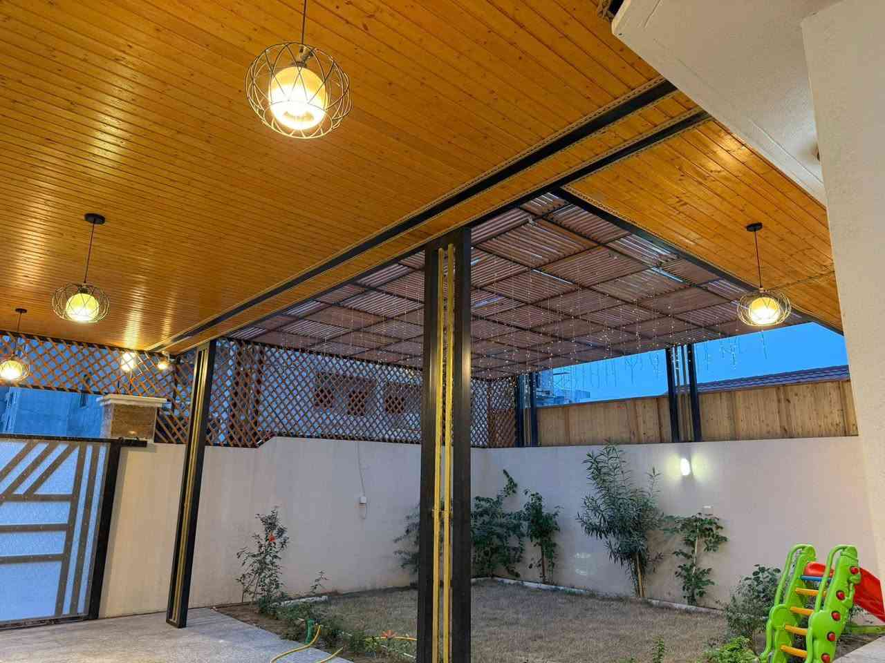 بيت بالجوهرة الزون الثالث  للبيع  موقع جدا مميز جاهز للسكن
نوع ..  طابق ونص مساحه  250 م مسكون صار اقل من سنة..
🏤يحتوي على اضافات 
1- غرفتين فوك مع تغليف آيزوگام..
2-ديكورات وصبغ جديد مع سقيفة فاخرة..
3-الحمامات اعاده بناء وديكورات فاخرة.
4-الشبابيك والابواب المنيوم.
5-مع البيت ٤ سبالت جديدة و ماطور وسخانات عدد ٢ و ثريا وبراكيتات غرفة المنام الرئيسية..
السعر المطلوب 480 مليون
***********
.***********
