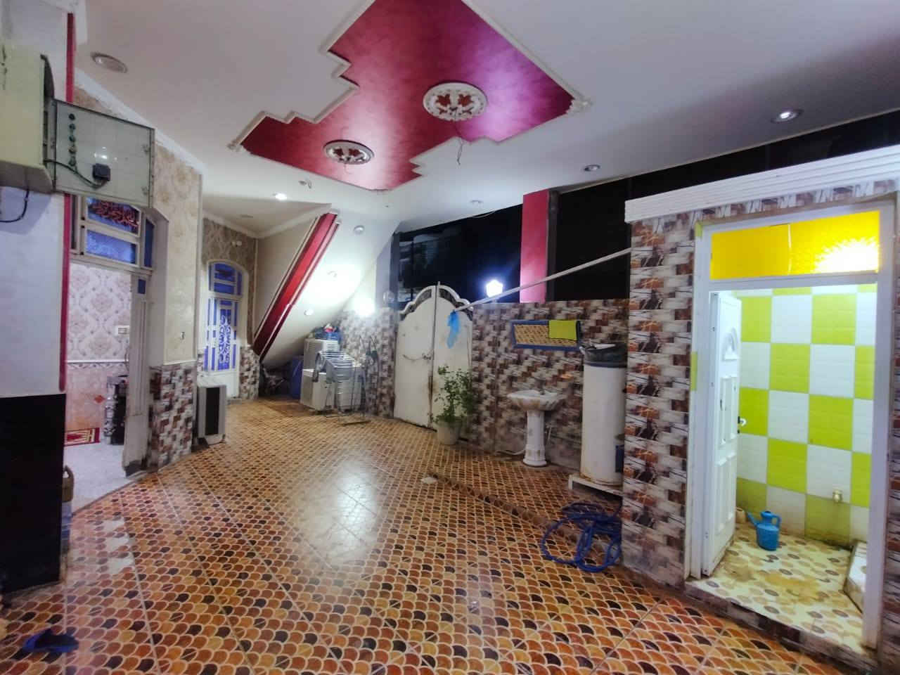 دار البيع  بحي الصادق ركن طابقين
مساحه البيت 175
الطابق الأول غرفتين وصاله واستقبال   ومطبخ حار وبارد وصحيات وكراج سياره 
الطابق ثاني 
اربع غرف وصاله مطبخ حار وبارد وصحيات 
الفوك مشتمل ودرج دخلي وخارجي ستفسار السعر بل رقم ***********
