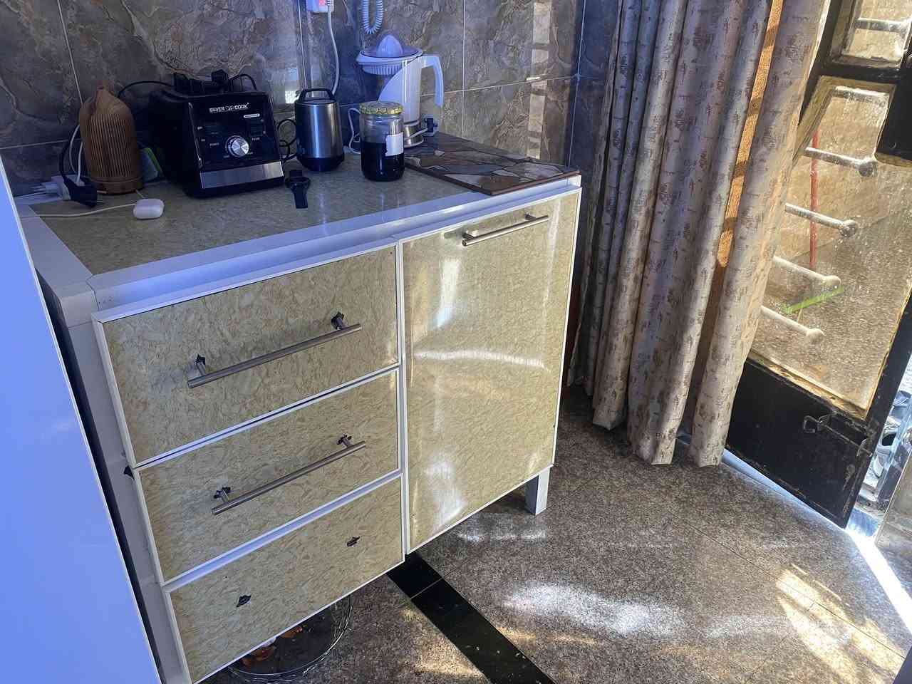 تخم  150 الف + طباخ 5 عيون  175 الف + ثلاجه  150 الف + كاونتر السنك كرانيت  200 الف لبيع بغداد الكرخ   
***********
