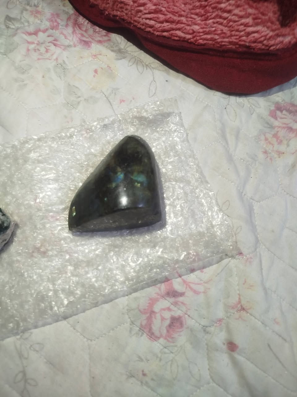 السلام عليكم حجر الطاووس+ حجر الفلوريت الاخضر احجام كبيره
اليريدهن بي خير ويدلل / ***********
