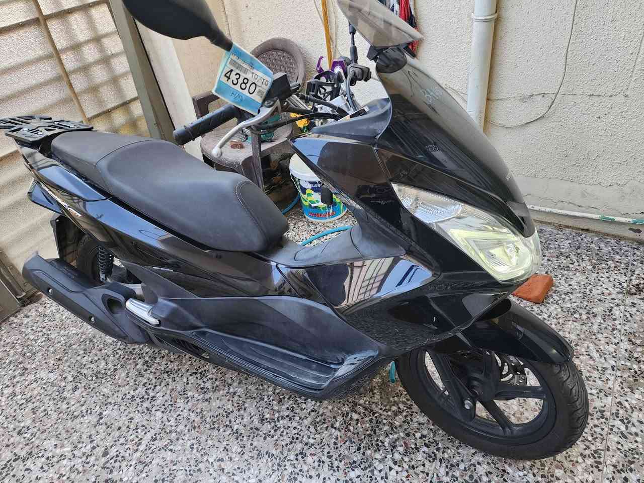 دراجه ياباني بي سي اكس جيل ثاني دراجه جديده مال رمبه زيرو صار اسبوعين نزلناه من الرمبه ماشيه 7500 بلاديه محرك 150 السعر 19 ونص بيه مجال بسيط المكان زيونه ***********
