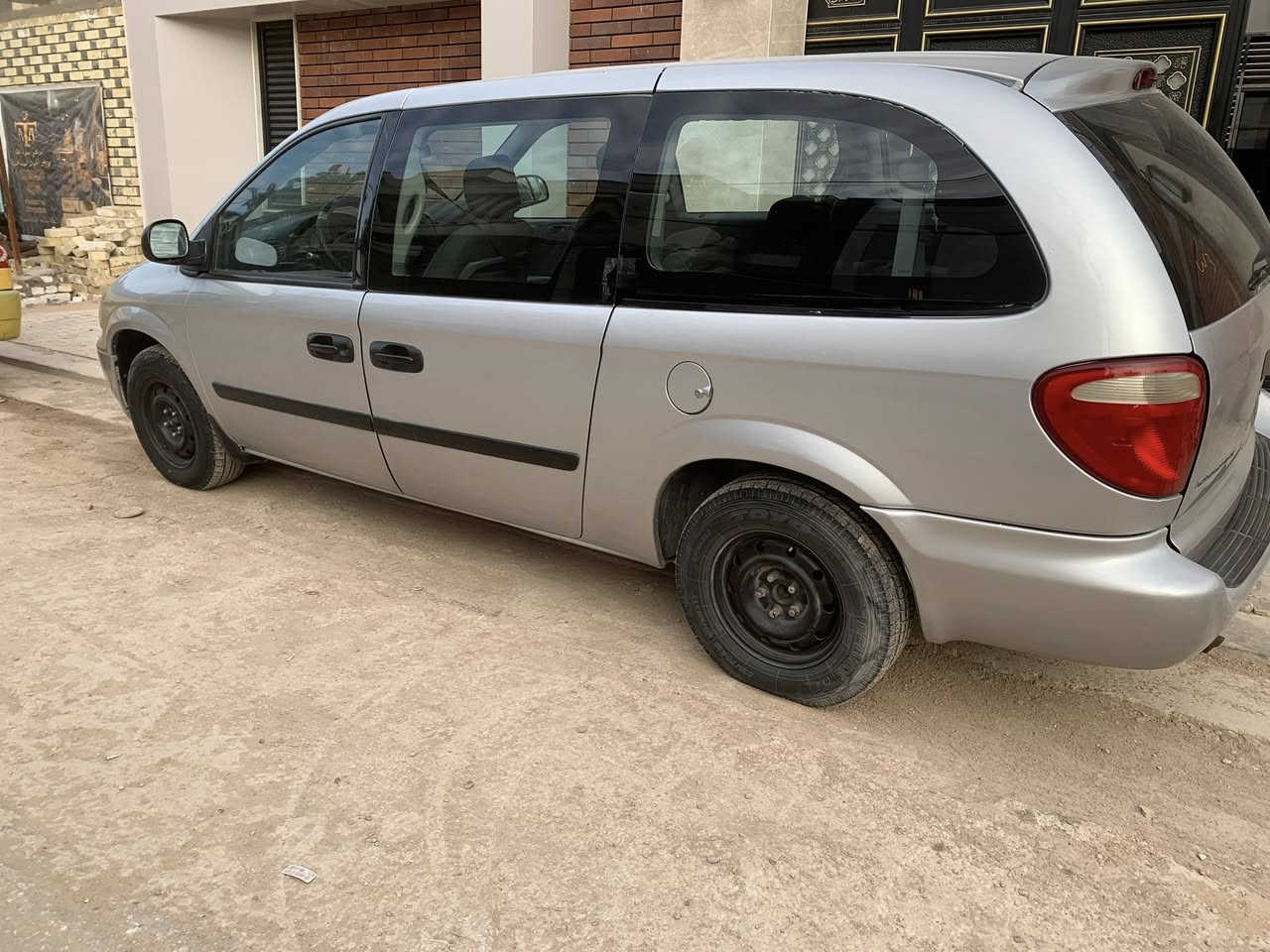 دوج كرفان موديل 2006 رقم بغداد  سياره جاهزه فقط تبريد كمبريسر عايزه والحداديه جديده تخم تاير جديد مكان السياره نجف سعرها 70   تلفون وتساب ***********
