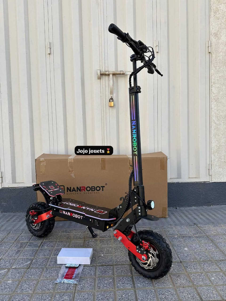 TROTTINETTE ÉLECTRIQUE NANROBOT 1200W⚡️
✔️Batterie lithium 48V18Ah.
✔️Moteur Arrière Puissant 1200W. 
✔️Chargeur 54,6V2Ah. 
✔️Autonomie 40-50Km. 
✔️Vitesse maximale : 75km/h
✔️Accélérateur a la main. 
✔️3 Niveaux de vitesses. 
✔️Démarrage avec Bouton. 
✔️Frein Disque Avant et arrière. 
✔️Amortisseurs Avant et arrière. 
✔️Roues Tubeless 11 Pouces Tout terrain. 
✔️Lumiere LED Avant. 
✔️Lumiere LED d’ambiance avec télécommande . 
✔️Feu rouge Led arrière. 
✔️Clignotant Gauche et droite. 
✔️Trottinette Pliable. 
✔️Écran LCD. 
✔️Cloche électrique . 
✔️Tranche d'âge : Adults 
✔️Poids : 25Kgs
✔️ Capacité de charge : 150 Kgs.

‎📦🚚التوصيل مجاني لجميع المدن مع الدفع عند الإستلام. 

‎💵


**إذا كنت صاحب هذا الإعلان وتريد حذفه لأي سبب، رجاءا أرسل رسالة إلى الدعم الفني**