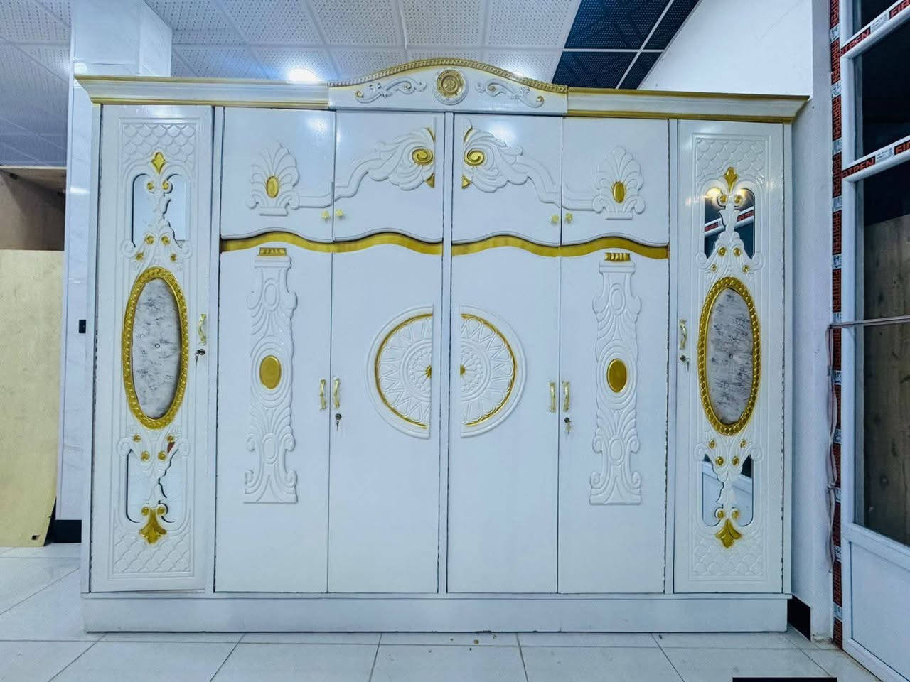 توجد غرفة نوم توج لون ابيض خشب عراقي سوكي متكونة من 5قطع نضافة فول هيا ودوشكها وطابورية السعر مليون و100العنوان الرمانة الاستفسار علرقم ***********
