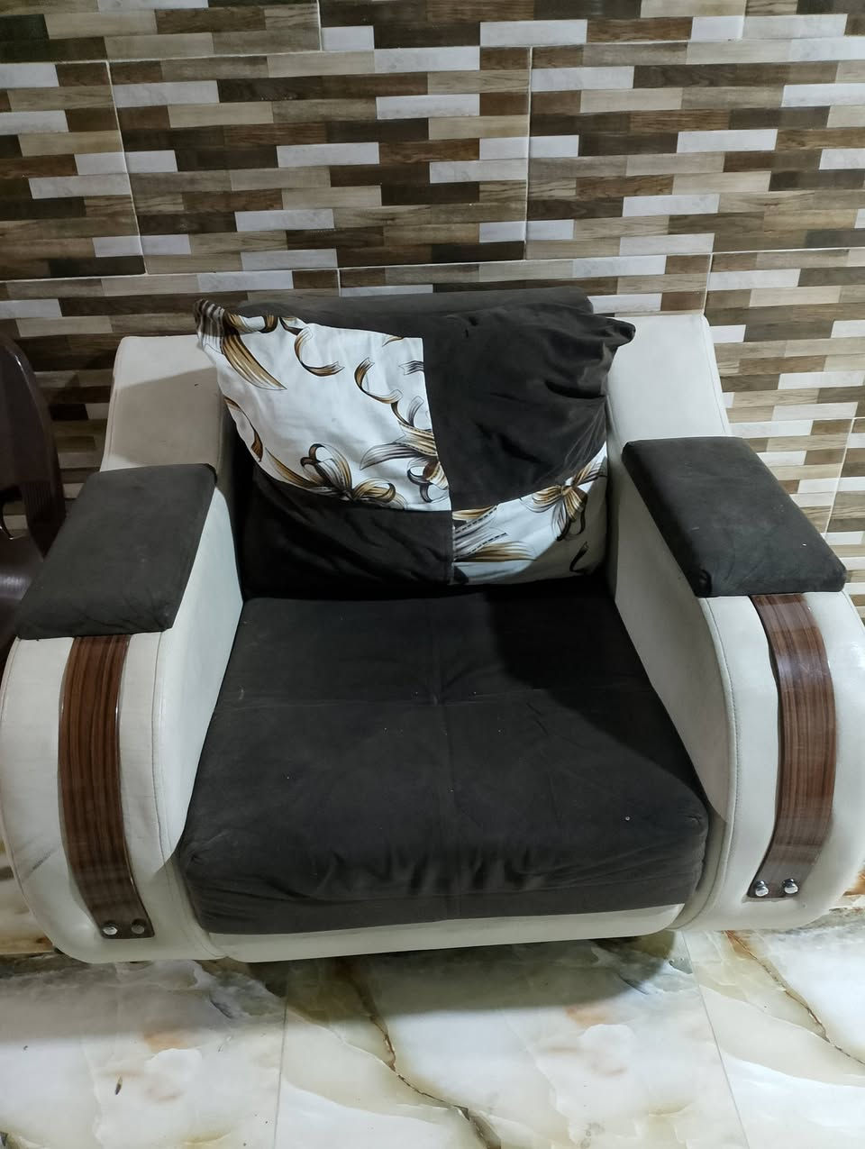 السلام عليكم
محفوره للبيع نظافه70% سعرها 50 وبي مجال

وكراسي عدد 2 تركي نظافة 80% سعرهم ثنينهم ب30 وهم بيهم مجال
للتفاصيل علرقم:***********
