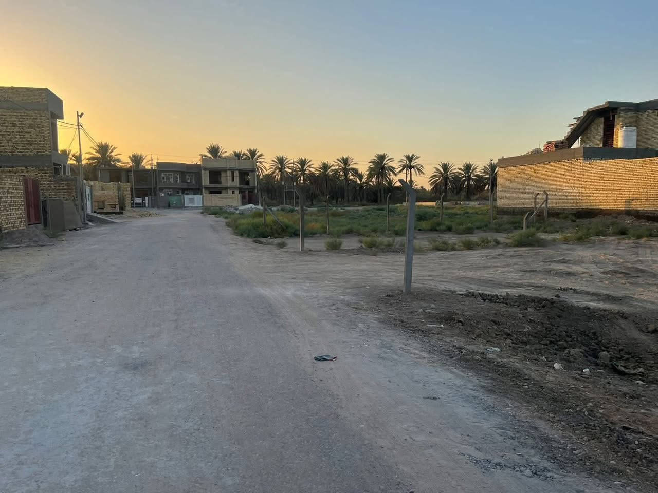 السلام عليكم 

قطع ارض للبيع داخل مجمع سكني 

 موقع جيد جداً 

طابو زراعي سند 25 

المساحات المتوفره  - 200 -
(تحويل مباشر ) 

خدمات - ماء - كهرباء - شوارع 10 م تبليط - اناره ليليه 

الموقع 📍

 قرب البوابه الجنوبيه - مجمع البوابه السكني - مقابل المعيميره 

 مراسلة الصفحه او الاتصال على  ***********
