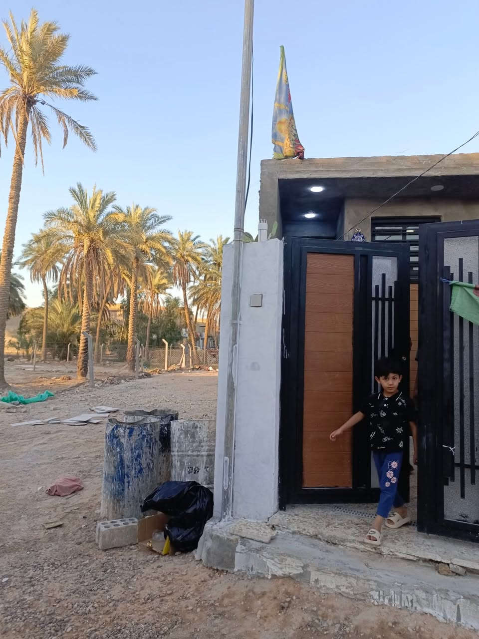 السلام عليكم ورحمه الله وبركاته 
دار للبيع مساحه 100متر 
بناء حديث نقص بس بيتونه وستاره 
 موقع الدار شارع 100يم جسر المشاة فرع الصيدليه يبعد عن 100متر طابو زراعي سند 25 سعر مناسب جدا 55وبيه مجال الاستفسار اكثر الاتصال ***********
