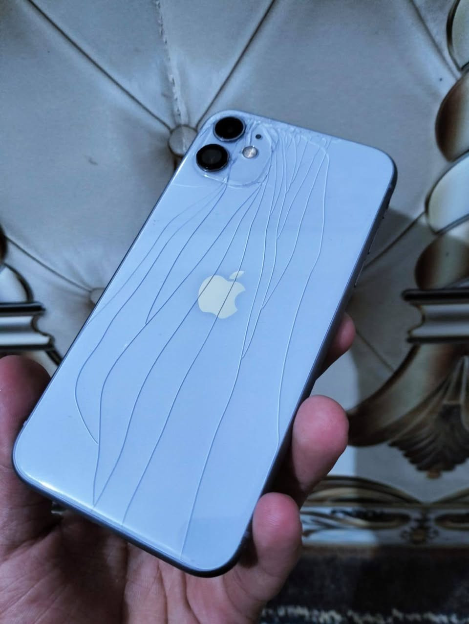 السلام عليكم ايفون 11كامرتين تلفون جديد فقط كسر بلضهر  وباطريه مبدله جديد ذاكره 256 بصمه وجه شغاله تلفون شاشه بلادي باقي جهاز مكفوله بس لبطاريه مبدله  السعر 225 قفل  العنوان الحبيبيه او اتصال +964 774 874 7686
