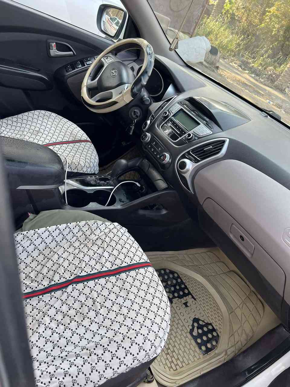 السلام عليكمً
توسان 2013 خليجي نص فول داخل لونين
رقم بابل الجديد وسنوية لل 27 وتحويل مباشر
سيارة صبغ حزام اثر شخوط وطخات بسيطة بدون 
دواخل وضربة قوية قمارة بلا صبغ وبينة سونار! حدادية كهرباء كير محرك كله ممتاز سيارة جانيها ومرتبها 
وخير من الله للي يريدها جني نقصها زوج تاير خلفي فقط 
بدلتلها دهن وسيرفر كامل قبل يومين'
    السعر.         (125).     وبيها مجال
***********
