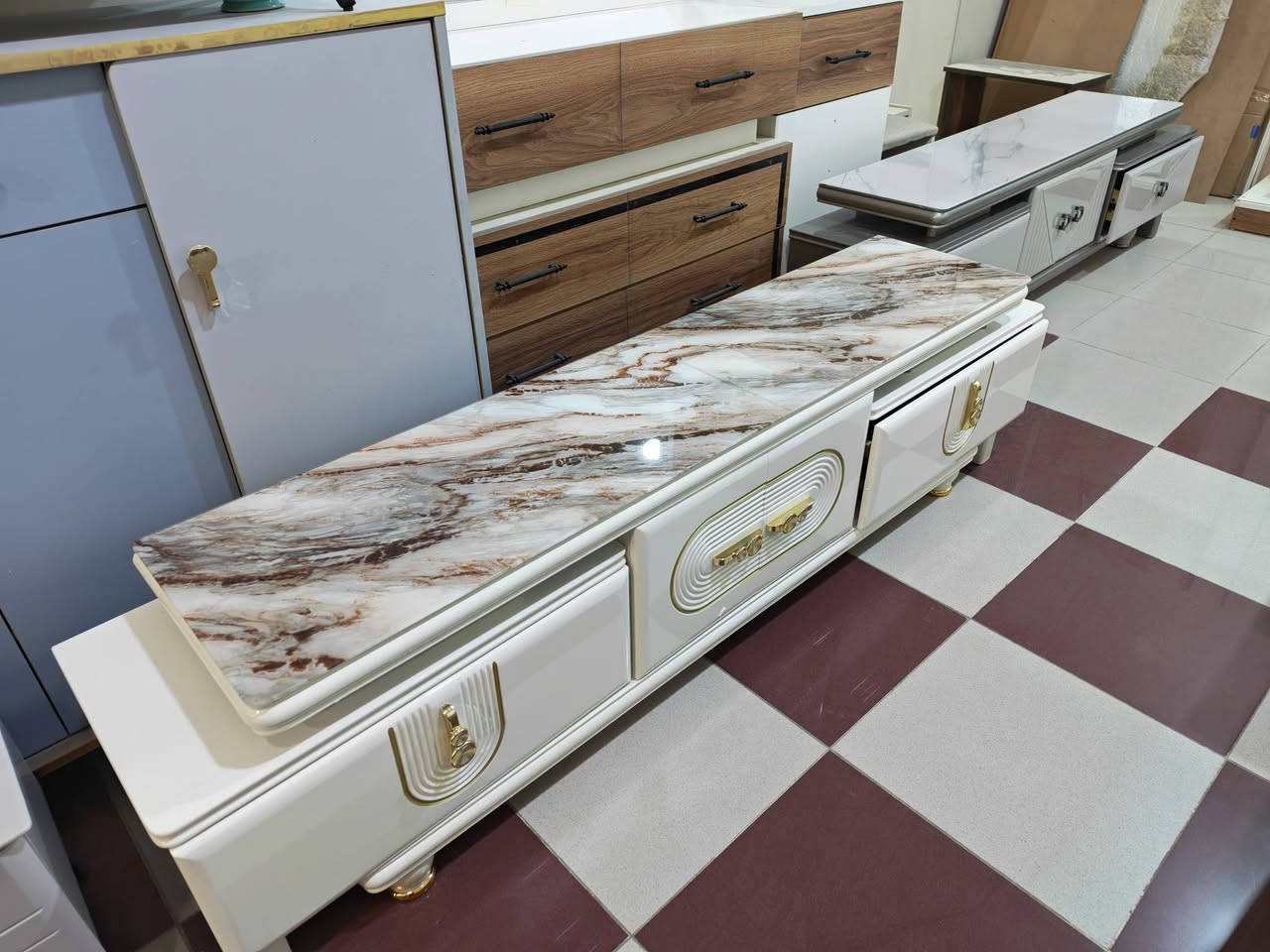 تتوفر في معرض القزاز للاثاث الجاهز والمفروشات والكهربائيات في الشطره قرب مطعم الكرار
أنواع مختلفة من ميز TV وبقياسات مختلفه
للاتصال *********** واتساب
