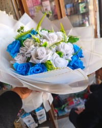 لأن بعض الهدايا تحچي أكثر من الكلام 🌸 بوكيهات ورد مرتبة بذوق وأناقة تن...