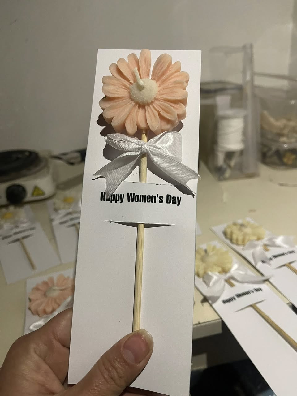 احتفلي بيوم المرأة العالمي بتوزيعات شمع فريدة من نوعها. صممنا لكِ "زهرة الربيع" لتكون رمزاً للعطاء، الرقة، والقوة التي تحملينها.
• تصميم يدوي: صُنع بكل حب وتفانٍ.
• لمسة عطرية: رائحة هادئة

#يوم_المرأة_العالمي #توزيعات_يوم_المرأة #هدايا_شمع #تصميم_خاص #

لا تفوتي فرصة اقتناء هدية تميزكِ في هذا اليوم. اطلبي الآن قبل نفاذ الكمية! 🏃‍♀️💨


**إذا كنت صاحب هذا الإعلان وتريد حذفه لأي سبب، رجاءا أرسل رسالة إلى الدعم الفني**