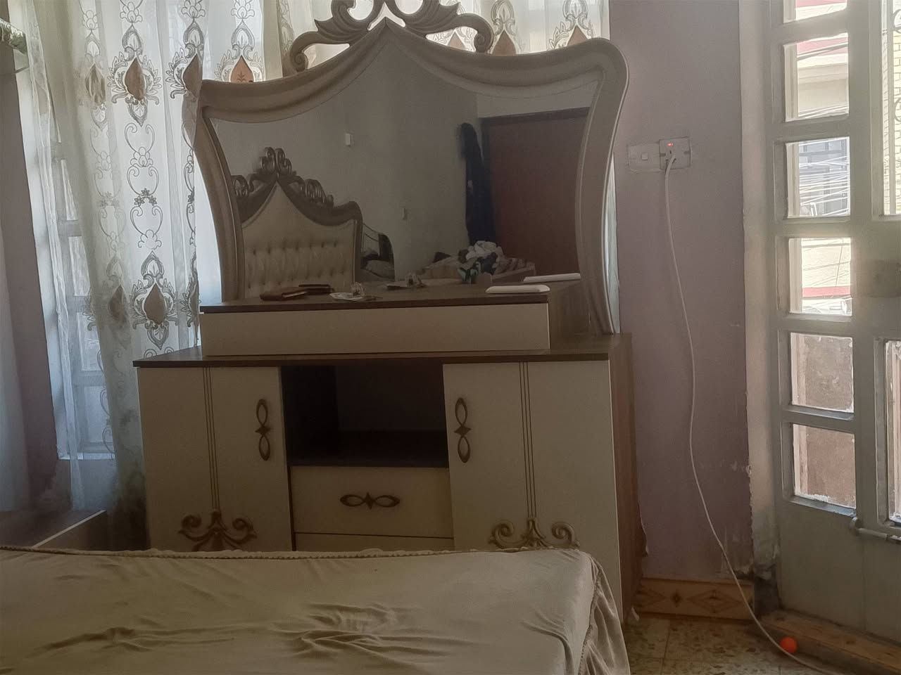 سلام عليكم غرفة نوم تركي للبيع ٨. قطع 
للبيع ب٦٥٠ نضيفه وبيها مجال 
***********
