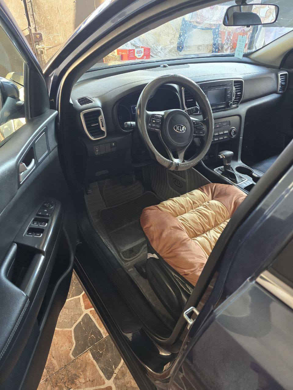 السلام عليكم 
سياره سبورتج 2017 وارد أمريكي 
ضررها مثل ماموضح بالصور
مكان السياره الرمادي 
السعر 145
ه‍/***********
