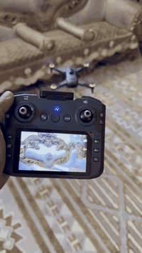 سلام عليكم من رخصة مدير الكروب المحترم طائرة درون بجودة عالية جداً مع ملحقاتها فلاش + رام + شاشة ومراوح اضافية وتعمل بنظام الهاتف والشاشة مكاني كراده رقمي ***********(السعر 75)
