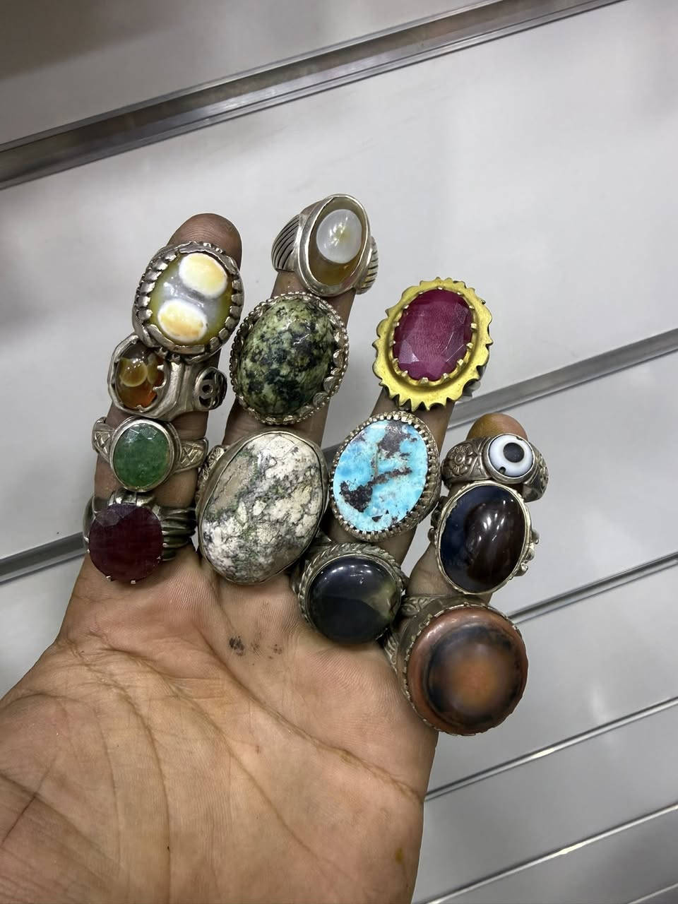 السلام عليكم خواتم عدد 13 قطعه وزن 213غرام
كلهن فضه 950 السعر للمجموعه كامله 650الف وبل عافيه عل ياخذهن عنواني بغداد التراث مال بياع ***********
