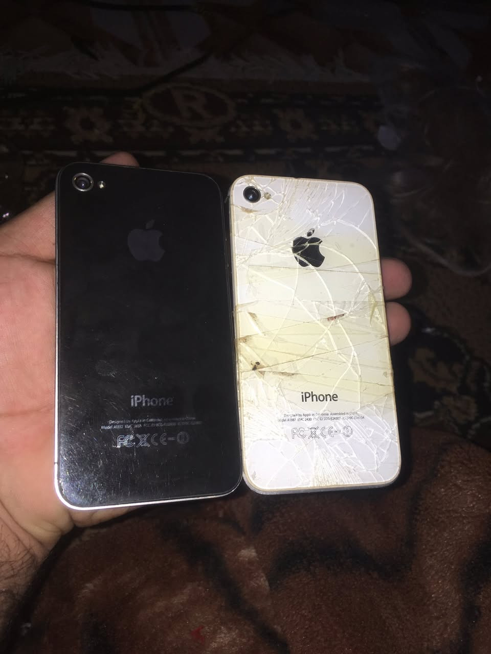 السلام عليكم ورحمة الله وبركاته جمعة مباركةع جميع جهازين انتيكة ايفون ٤اس او ايفون ٤ ج للبيع الابيض عايزة بطارية والاسود شغال سعرهن اثنينهن ٥٠ الف ***********
