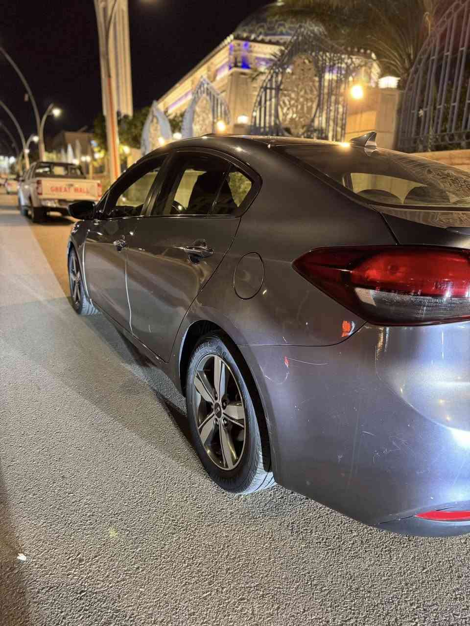 السلام عليكم
كيا فورتي موديل 2018 وارد امريكي فول مواصفات 
بصمة
فتحة سقف
انضمة قيادة
شاشه + كامرة 
حساسات 
بدون صبغ بيها بارد قليل قبغ الجنطة سيارة جاهزة من كلشي ومابيها كل نقص السعر 125 وبيها مجال للاستفسار ***********
