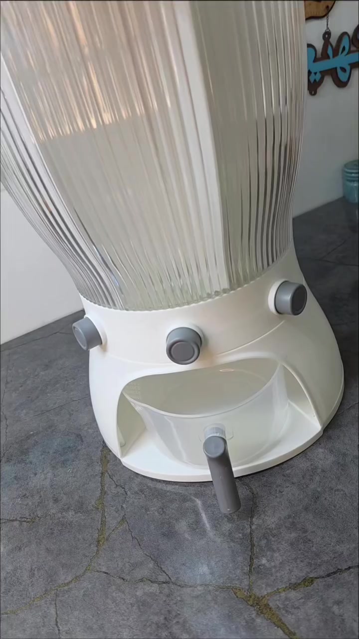 #حافظة بقوليات دائرية متعددة الاستخدام مع نظام توزيع سفلي

الاستخدامات:

تخزين البقوليات مثل الرز، العدس، الحمص، الفاصوليا وغيرها.

حفظ الحبوب مثل القمح، الشعير، والذرة.

مناسبة لتخزين المكسرات أو المواد الجافة.

مثالية للمطابخ المنزلية لتنظيم المساحة.

مناسبة للاستخدام في المحلات الصغيرة أو مخازن المواد الغذائية.

المميزات:

تصميم دائري أنيق وعملي.

سعة كبيرة بارتفاع 43 سم وقطر 26 سم.

هيكل بلاستيكي شفاف مخطط لسهولة رؤية المحتوى.

غطاء علوي محكم الإغلاق للحفاظ على المحتوى من الرطوبة والغبار.

فتحة علوية صغيرة للتهوية.

نظام توزيع سفلي بزر ضغط لتفريغ الكمية المطلوبة بسهولة.

وعاء سفلي قابل للإزالة لتجميع الحبوب عند الاستخدام.

قاعدة ثابتة ومصممة لتحمل الوزن.

مصنوع من بلاستيك متين عالي الجودة.

أبعاد المنتج: قطر 26 سم × ارتفاع 43 سم.

أبعاد الكارتون: طول 28 سم × عرض 28 سم × ارتفاع 45 سم.

محتويات الصندوق:

حافظة البقوليات الرئيسية.

غطاء علوي محكم.

وعاء تجميع سفلي.

ذراع  مقبض التفريغ.

الملاحظات:

مخصص لتخزين المواد الجافة فقط.

يُنصح بتنظيفه وتجفيفه قبل الاستخدام الأول.

يُحفظ بعيداً عن أشعة الشمس المباشرة.

لا يُستخدم في غسالة الصحون (يفضل الغسل اليدوي).

يُفضل عدم تحميله فوق سعته القصوى لضمان سلاسة التفريغ.

قياس الكارتون: 28 × 28 × 45 سم

قياس المنتج: قطر 26 سم × ارتفاع 43 سم

سعر36 توصيل مجاني


**إذا كنت صاحب هذا الإعلان وتريد حذفه لأي سبب، رجاءا أرسل رسالة إلى الدعم الفني**