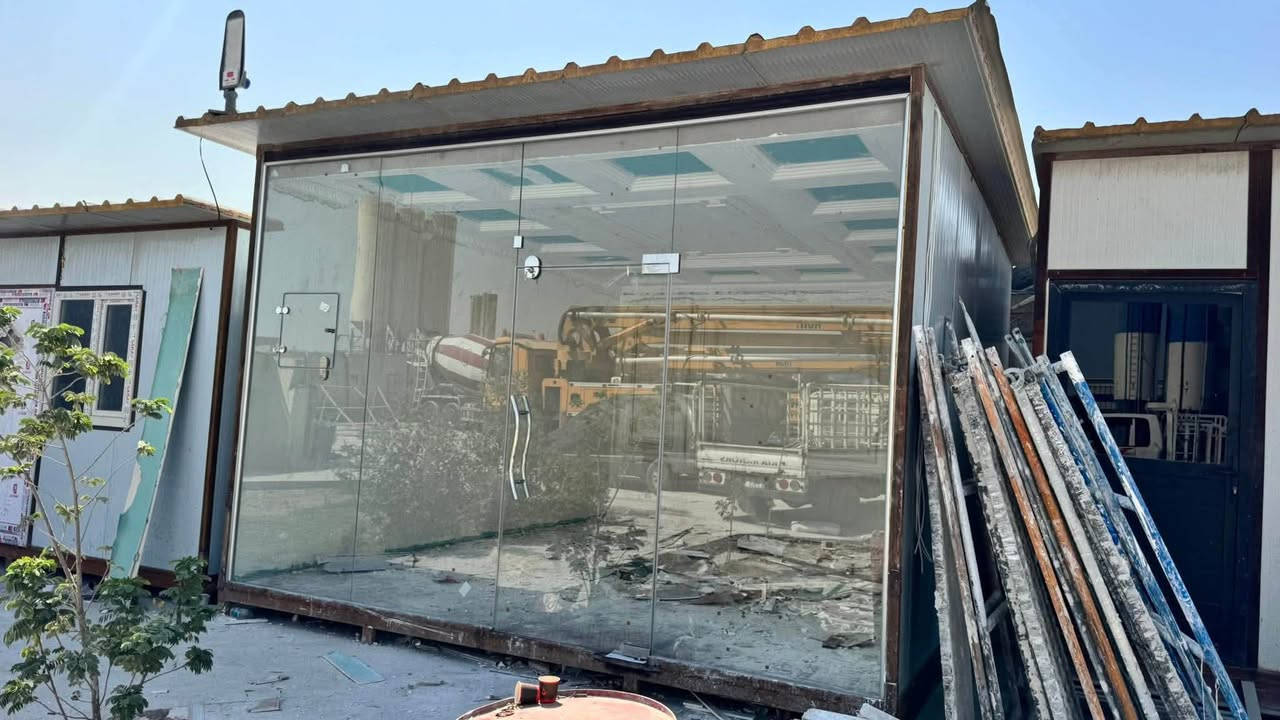 أعمال واجهات محلات بنايات
زجاج 10 ملم مقسى وعادي 

اتصل ***********
