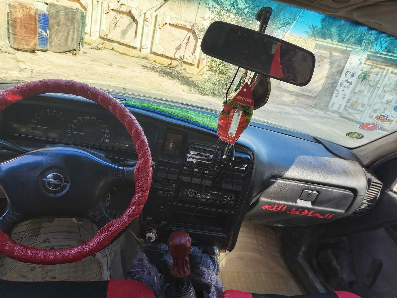 سلام عليكم وبل البيع سياره مكينه وكير مكفولات تايرات جدد حداديه تعبانه سياره مال جناي وعلي سعر ٢٢وبيها مجال رقم ***********
