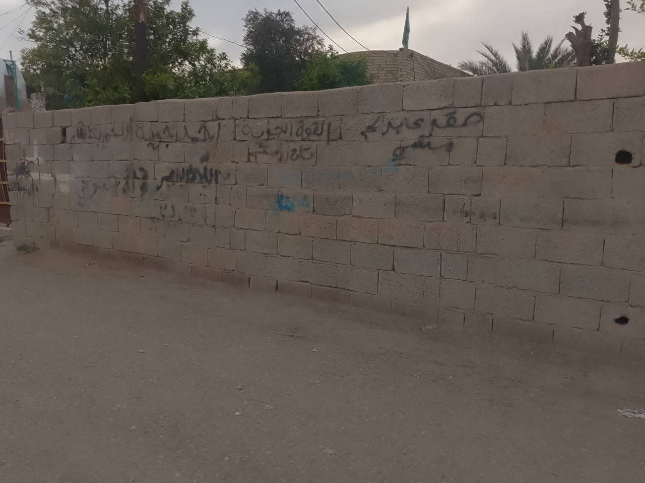 السلام عليك. كاع 300متر العنوان الحعاره مقابل معمل الغاز  مي كهرباء كله متوفر شارع تبليط الشراي يتصل متوفر علا الصفحه متوفر واتساب ***********
