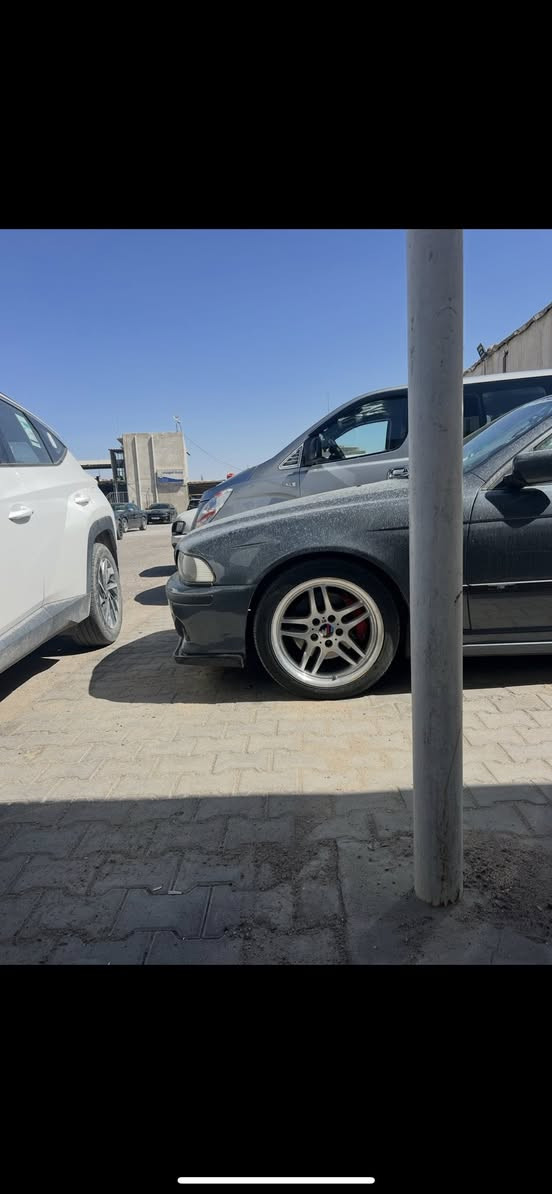 صلوا على النبي(ص)
صلوا على النبي(ص)

🚗 للبيع BMW E39 540i موديل 2000
السيارة رقم بغدادباسمي تحويل مباشر 

🔹 المحرك:
V8 سعة 4.4 لتر

🔹 الهيكل والكهربائيات:
 • السيارة مصبوغة صبغ عام للجمالية فقط(صورها قبل الصبغ موجودة)
 • الكهربائيات على وضع الشركة، ما ملعوب بيها

🔹 المواصفات الأصلية (بلادي):
 • بردات يدوية بالأبواب الخلفية
 • بردة جامة خلفية كهربائية
 • شاشة بلادي + CD Changer
 •  بلادي GPS
 • سبووفر نوكيا 
 • كشنات كهرباء مع ذاكرة 3 وضعيات لكرسي السائق
 • حساسـات خلفية
 • صندوك بصمة
 • مرايا جانبية شفط وضد التوهج
 • تبريد بتحكم منفصل يمين ويسار
 • دبل جام (نادر بهالموديل)
 • مراية وسطية ضد التوهج
 • Airbag

🔹 الإضافات:

 • منظومة LED :
ناصي أبيض 
عالي أصفر + ليزر ابيض
💰 سعرها 400$

 • سوارات LED حمر 45 واط
 • فان كهربائي مع كارت للحفاظ على الكعربائيات بدون جطل ووايرلت زايدة 
 • سبايدر خلفي سلّم
 • منفذين كزوز (واحد حقيقي + واحد شكلي)
 • لحية امامية
 • دوسات جانبية عمل خاص شغل مميز💰 كلفت 200$
 • ستيرن X6
 • عدادات X6 ملونة (متوافقة بدون أي مشاكل)
 • قبضة گير كوبرا
 • صاجية گير كاربون فايبر M5
 • كفر دسكـات أحمر بريمبو

🔹 M Package بلادي:

 • جاية من الشركة بكت M5 خارجي

 • غرفة M5 لون رصاصي

 • ويل M5 تو سايز

 • نوزلاتها تعبانه انطيك شجرة كاملة جديدة مال گصة وياها

🔹 الصيانة :

 • بلكات جديدة

 • فيتبم جديد

 • فلتر بانزين جديد

🔻 النواقص (بكل وضوح):

 • ايرفلو يحتاج تبديل

 • حدادية خلفية

 • دفيوزر خلفي بي كسر

 • فطر بالدعامية الأمامية من جهة التاير عكس السايق
السعر 130$

اي شي تحب تعرفه هذا رقمي وتدلل وتشلع عيوني 

***********
