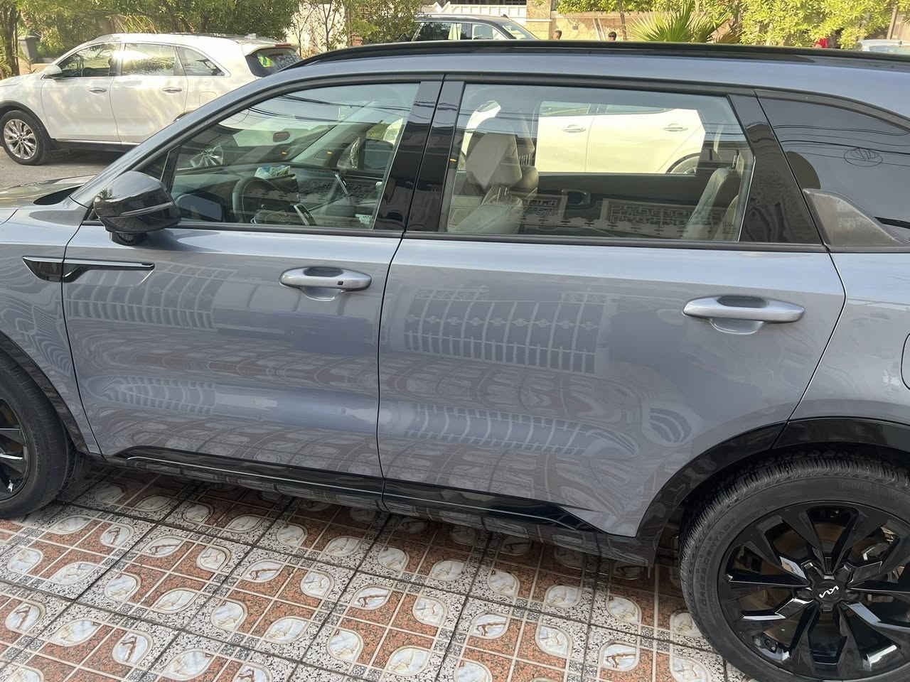 كيا سورنتو  sx 2023 ماشية ٦٠  الف كيلو
محرك 2500 سمارت تيربو 
حادثة جاملات خلفية والصندوك بدون شواصي وبدون حوض حادث سطحي

مواصفات: حساسات4جهات
رادارات قيادة ذاتيه 

تدفئة كشنات 

تبريد قطعتين منفصل

7راكب vip
مودات قيادة 
تشغيل عن بعد
نظام ترحيب 
شحن واير لس 
سعرها 253 ورقة
رقم بغداد باسمي
بيع فقط     
***********
