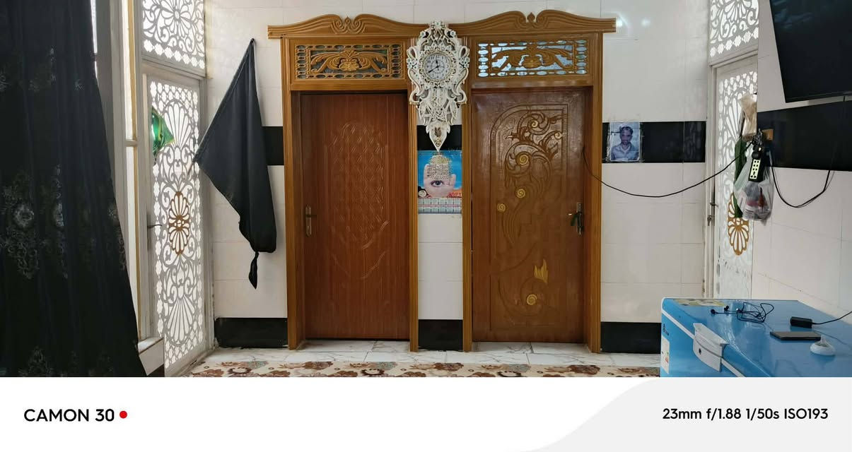 السلام عليكم 
بيت للبيع مساحة 150م طابو زراعي النجف الاشرف
شارع الصب فرع مطحنة الرحاب عمود 282 قريب جدا من الشارع العام خدمات كاملة متوفرة خط ضوئي
 مولد خط ذهبي 
وكلشي متوفر 
صيدلية 
عيادة 
حلاق
 واسواق 
بانزين خانة
 كافتريا 
افران صمون 
شارع تبليط 
البيت متكون من غرفتين 
مناور 2
صحيات داخلية وخارجية
مطبخ وصالة وبراني 
الأساس والسقف صب كونكريت مسلح
الشراي يتصل عالرقم *********** او المراسلة
عالخاص
