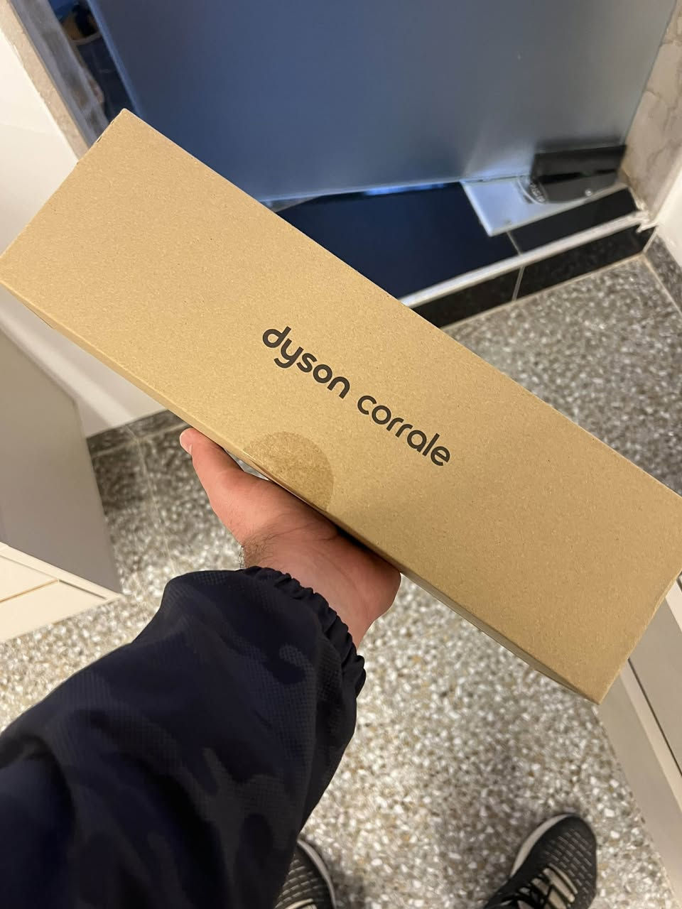 كاوية دايسون شحن نظافة 99% السعر خاص للشراي فقط رجاءاً ليجيني واحد مو شراي.
دايسون (Dyson) باللون النحاسي. تتميز هذه المكواة بمواصفات فريدة مصممة لتقليل تلف الشعر. 
الألواح المرنة: هي مكواة الفرد الوحيدة المزودة بألواح نحاسية مرنة تتشكل لتجميع الشعر، مما يتيح تصفيفًا محسّنًا بحرارة أقل. 
تقليل التلف: بفضل الألواح المرنة، يمكن تحقيق نفس التسريحة بنصف معدل التلف الناتج عن الحرارة، مع تقليل التجعد والشعر المتطاير. 
لاسلكية ومحمولة: توفر تجربة تصفيف لاسلكية تدوم حتى 30 دقيقة بنفس قوة الأداء الحراري للجهاز السلكي. كما أنها جاهزة للسفر بفضل الجهد الكهربائي العالمي وميزة جاهزية السفر. 
تحكم ذكي بالحرارة: تقيس درجة الحرارة 100 مرة في الثانية للحفاظ على ثباتها. 
شاشة OLED: تعرض مستوى شحن البطارية وإعداد درجة الحرارة وحالة الشحن أثناء الاستخدام. 
إيقاف تلقائي: يتوقف تشغيل الجهاز بعد 10 دقائق من عدم الاستخدام لمزيد من الأمان وراحة البال.


**إذا كنت صاحب هذا الإعلان وتريد حذفه لأي سبب، رجاءا أرسل رسالة إلى الدعم الفني**