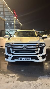 لاندكروز 2023 GXR مكفولة كفالة عامة من الشخط ماشية 19 الف لمتد اصل شرك...