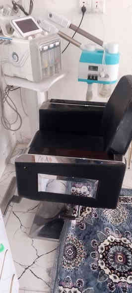 كراسي حلاقه للبيع ثنين سعر 100 قفل جديد لوك اي عيب مابي ***********
