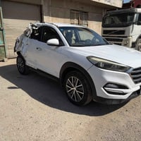 توسان خليجي موديل 17 سياره سابقا مكفوله حالياً بيها حادث أبيها على وضع...
