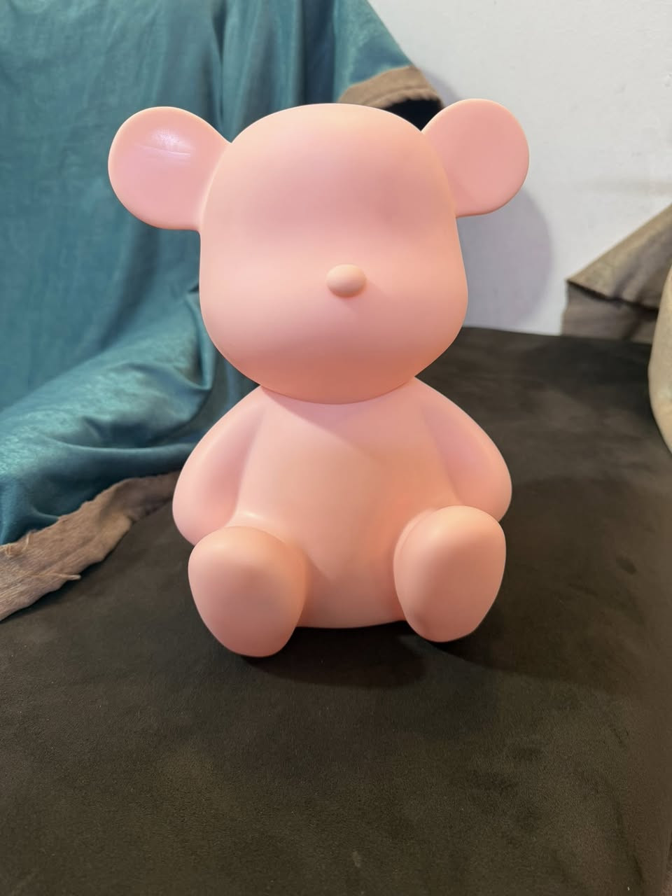 محتار في هدية مميزة ومختلفة؟ 🎁🧸
النص:
جبنالك سماعة البلوتوث "الدبدوب"  مكبر صوت بلوتوث وردي لطيف على شكل دب. يحتوي على مكبر صوت في الأسفل، ومنفذ USB، وفتحة لبطاقة SD، مما يتيح استخدامات متعددة. كما أنه يُعد قطعة ديكور مميزة في غرفة الأطفال.اللي بتجمع بين الشكل الكيوت والأداء القوي! مثالية للأطفال، المراهقين، أو حتى كديكور ينور مكتبك.
✅ صوت واضح جداً وباس قوي.
✅ سهلة الاقتران مع أي موبايل أو تابلت.
✅ خفيفة الوزن وتقدر تاخدها معاك في أي مكان.
✅ خيارك الأول لهدايا أعياد الميلاد والنجاح.
 السعر ٢٥ ألف 
الحجز ع الخاص 
متوفر توصيل


**إذا كنت صاحب هذا الإعلان وتريد حذفه لأي سبب، رجاءا أرسل رسالة إلى الدعم الفني**