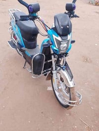 شباب عندي دراجه  الاخوين  موديل2025دراجه نضيفه حيللل ومرتبه 6 بطاريات ...