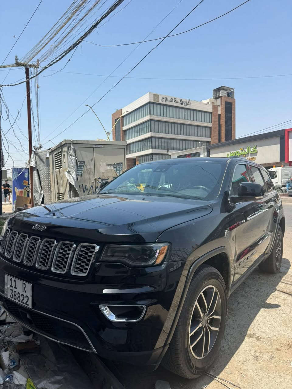 السلام عليكم .. للبيع جيب شيروكي 2019 فول مواصفات بانوراما وكشنات كهرباء حار بارد  ام الرادار وارد امريكي ضررها موضح بالصور بيها صبغ جاملغ وبنيد وبيها اباب السايق من جوه ماشيه 65.000ميل رقم بغداد لون اسود مسيرفسه وكامله بدون اي نقص السعر 19.000$ وبيها مجال للاتصال ‭0770 397 5732‬ بغداد شارع المغرب
