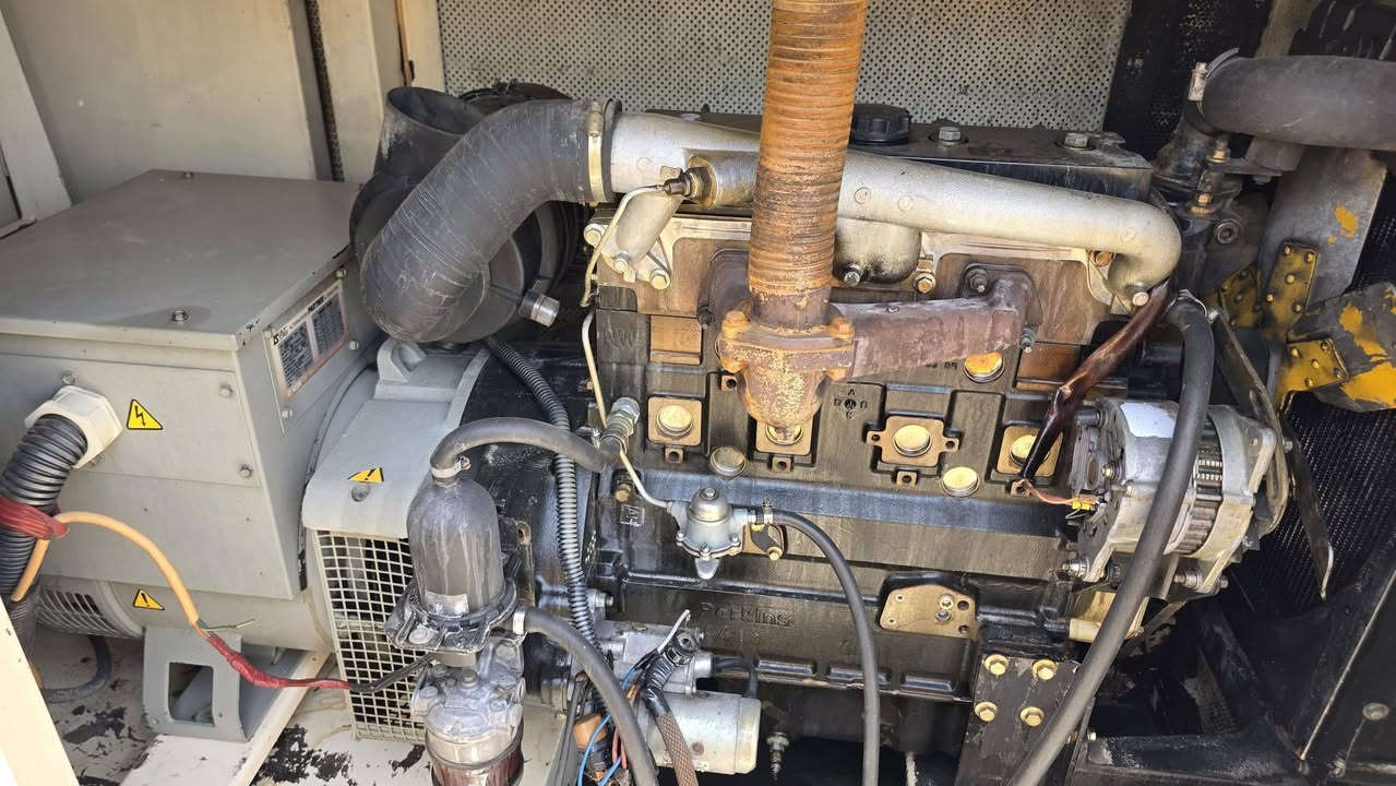 للبيع مولد 42 KVA (بيركنز أصلي) ⚡️
• ​نوع المحرك: بيركنز (Perkins).
• ​القدرة: 42 KVA.
• ​الحالة: نظيف جداً (كاتم للصوت).
• ​الموقع: الكوت. ( يوجد توصيل )
• ​الفحص: جاهز وبشرط الفحص.
• للاتصال ***********
