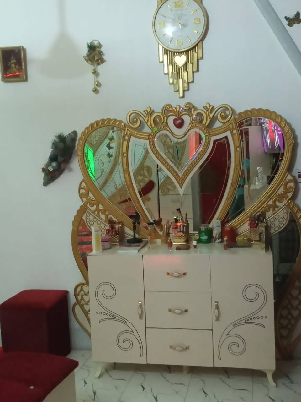 السلام عليكم
غرفه تركيه ضخمه 9 قطع اخت جديده
سعر 650 وبيها مجال بيع مستعجل عنوان حله شراي يتصل على رقم ***********
